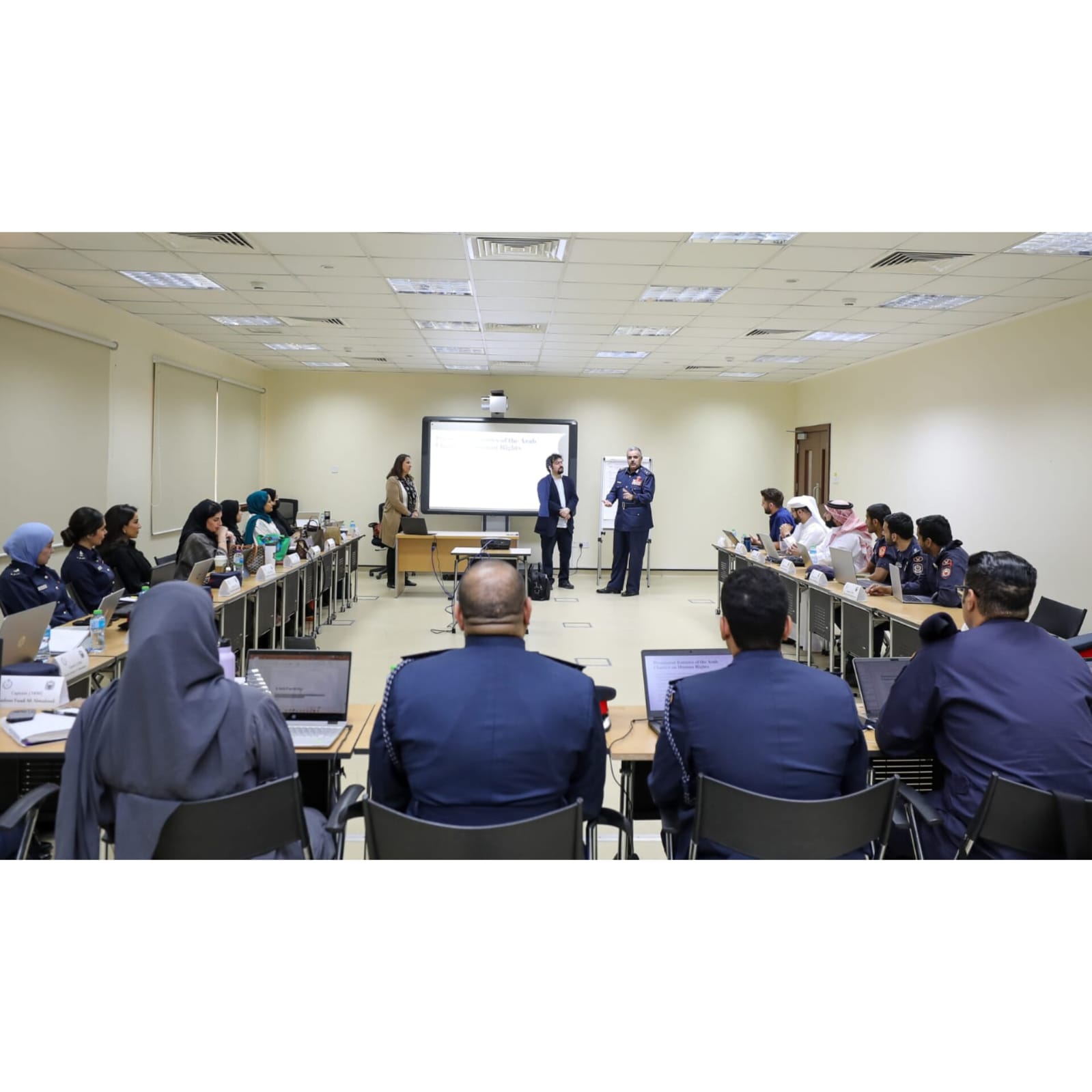 نائب رئيس الأمن العام يزور الأكاديمية الملكية للشرطة<